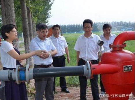 袁壽其（左二）在研究水泵難題。