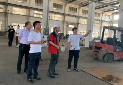 北閥總廠高層領(lǐng)導(dǎo)一行在江蘇蘇鹽閥門機(jī)械有限公司參觀廠區(qū)