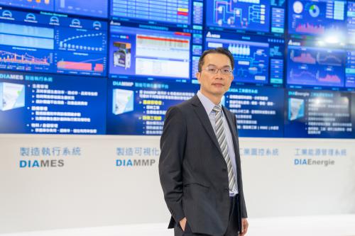 臺(tái)達(dá)機(jī)電事業(yè)群劉佳容總經(jīng)理于臺(tái)北國(guó)際自動(dòng)化工業(yè)大展說(shuō)明臺(tái)達(dá)整合云端物聯(lián)、智能設(shè)備、自動(dòng)化軟硬件所開(kāi)發(fā)的智能制造解決方案