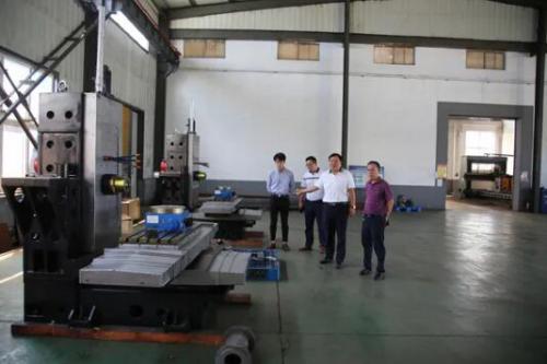 <盛根林秘書長參觀華電數(shù)控臥式加工中心>