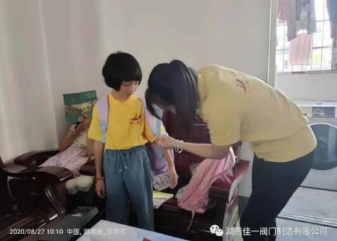 愛(ài)心姐姐林月幫小孩系書包