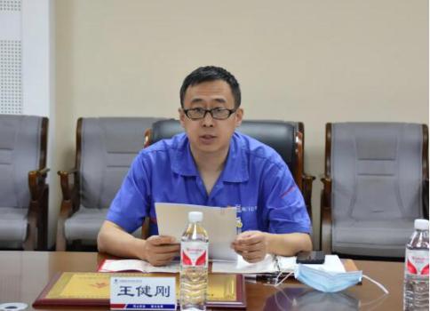 黨群工作部主任、證券法務(wù)部經(jīng)理、工會副主席王健剛同志主持會議并宣讀表彰獎勵決定