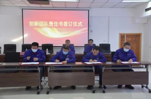 黨委書記、董事長、總經(jīng)理謝敬東與三個(gè)集團(tuán)“頭雁”分別簽訂了責(zé)任書
