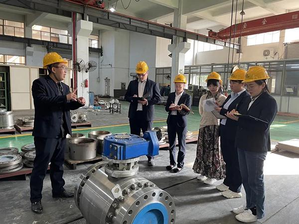 特技閥門銷售精英團(tuán)隊(duì)走進(jìn)車間，零距離感受生產(chǎn)一線！
