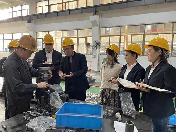 特技閥門銷售精英團(tuán)隊(duì)走進(jìn)車間，零距離感受生產(chǎn)一線！
