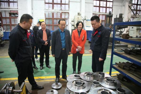 谷振風一行參觀生產(chǎn)車間