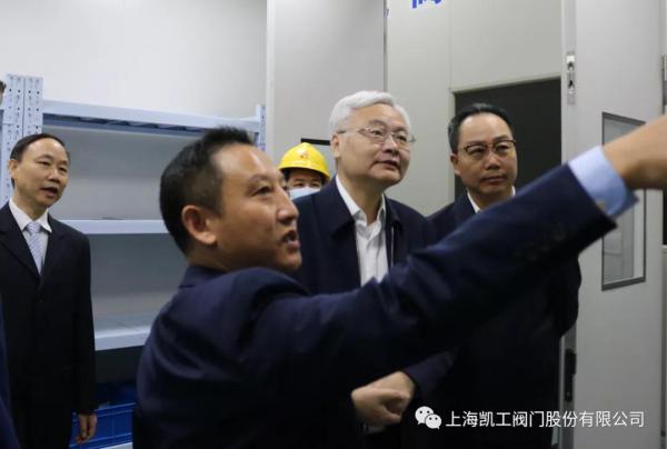總經理王澤介紹高低溫實驗室