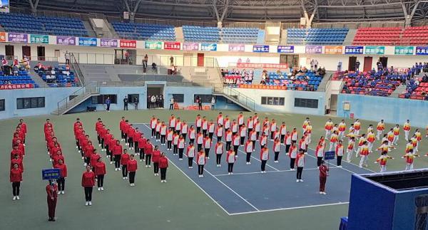 圖為：五二五泵業(yè)代表隊（中）在比賽中 