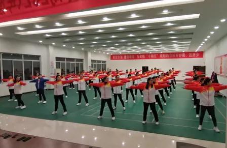 圖為：泵業(yè)體操隊員們進行日常訓練