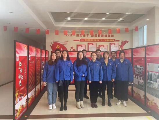 圖為:第二團支部全體團員觀展前合影
