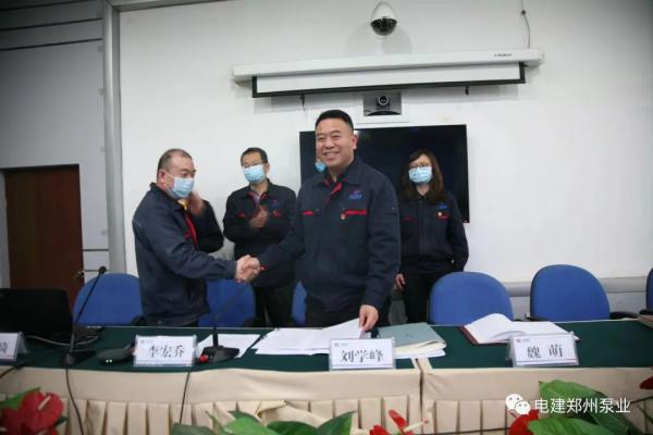  法定代表人劉學(xué)峰與總工程師李宏喬簽訂經(jīng)理層任期制和契約化管理責(zé)任書