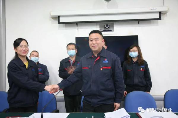 法定代表人劉學(xué)峰與副總經(jīng)理黃琦簽訂經(jīng)理層任期制和契約化管理責(zé)任書