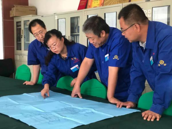 董霞和團隊討論建模方案