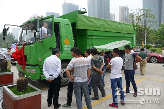華菱新型渣土車(chē)推向市場(chǎng)以來(lái)，深受用戶(hù)好評(píng)
