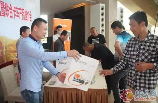 參會人員簽到，發(fā)放禮品